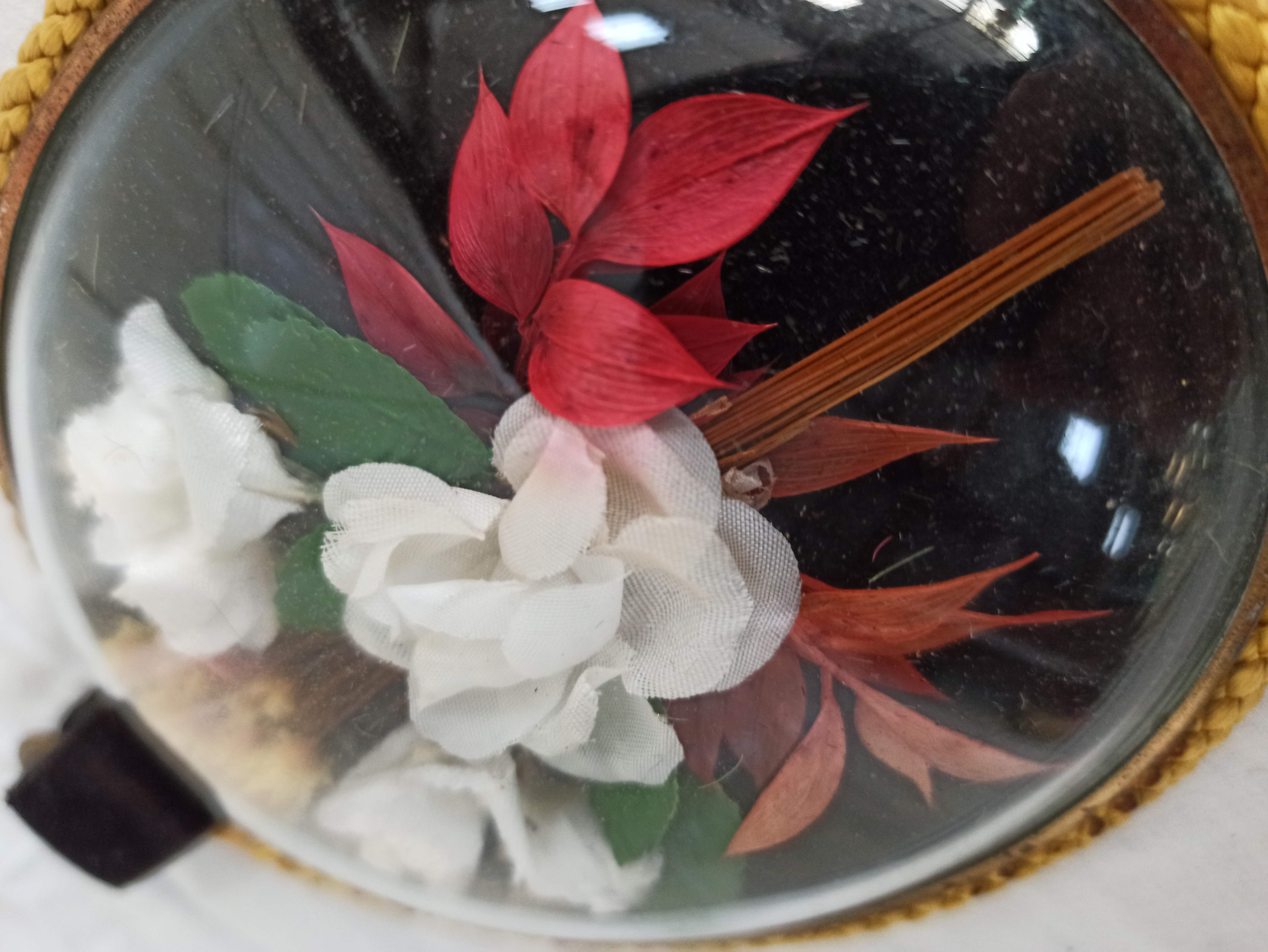 Frame dried flowers and synthetic flowers of oval shape Bombé