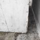 Ancienne armoire parisienne rustique patinée blanche en chêne et sapin
