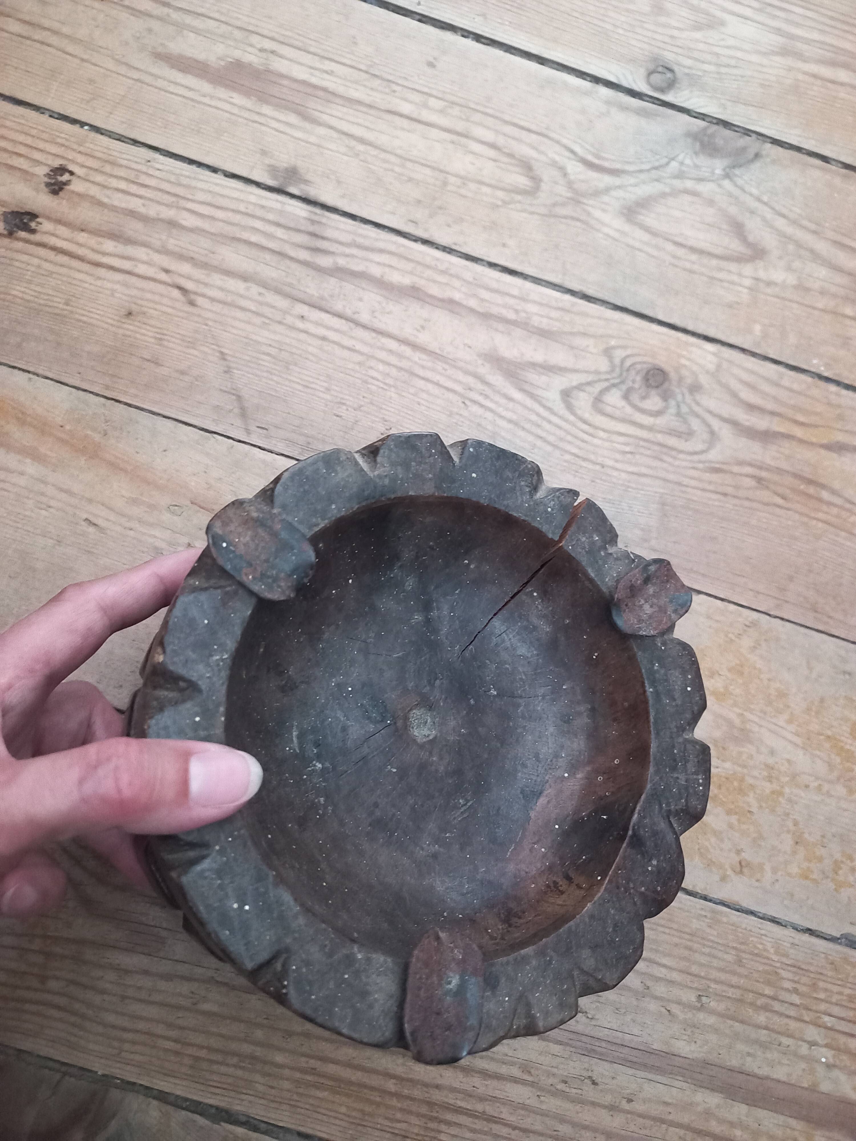 Cendrier rustique ancien en bois sculpté
