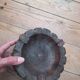 Cendrier rustique ancien en bois sculpté