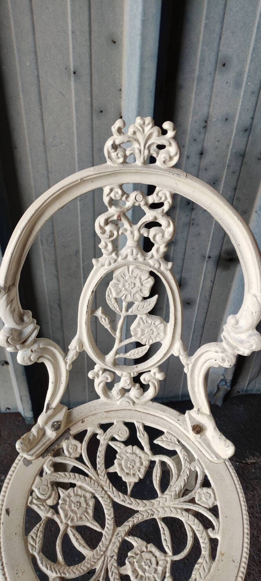 Pair of outdoor chairs in cast aluminum floral decoration
