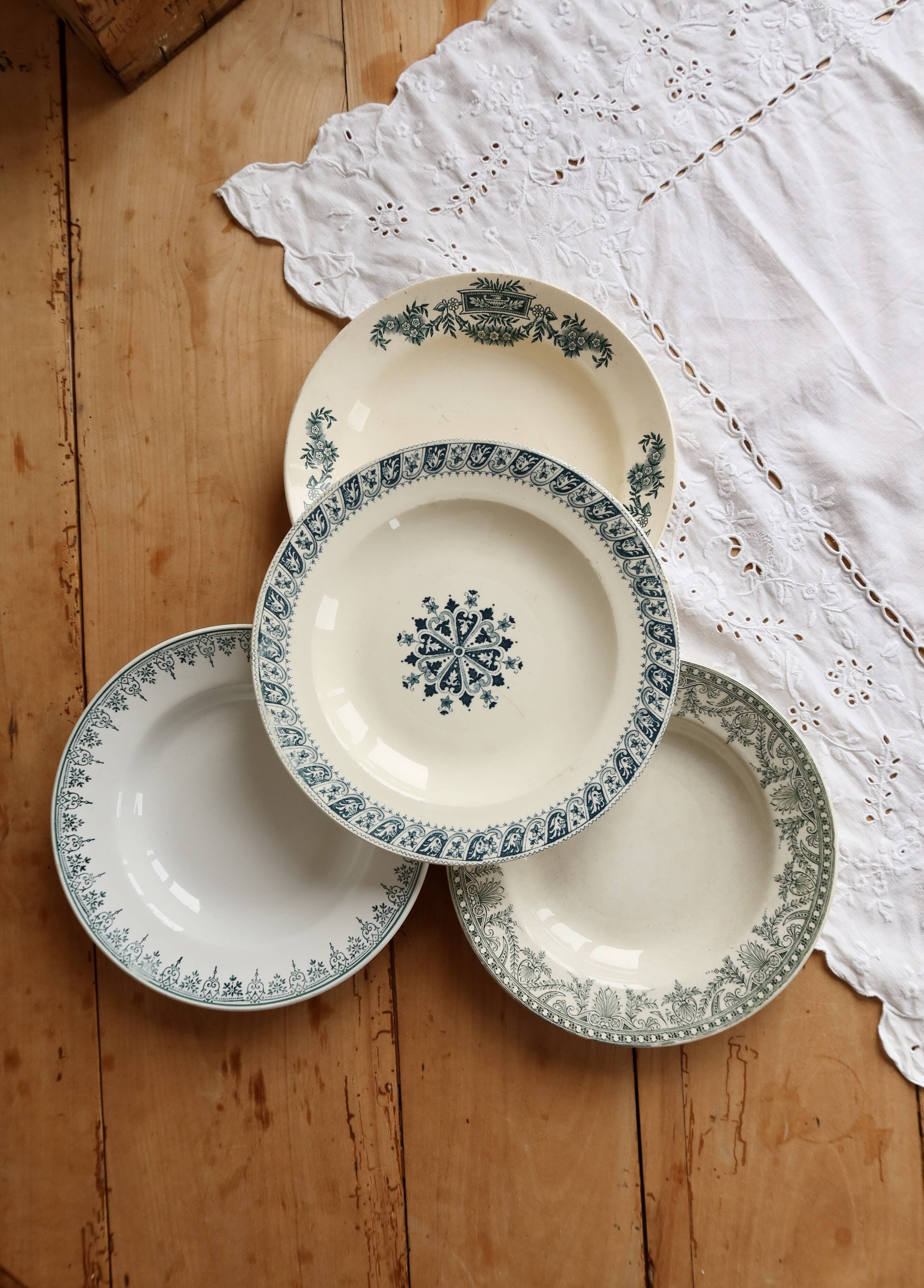 4 assiettes creuses terre de fer dépareillées tons bleu et vert