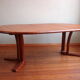 Table à manger massive en teck par Dyrlund, années 1970.