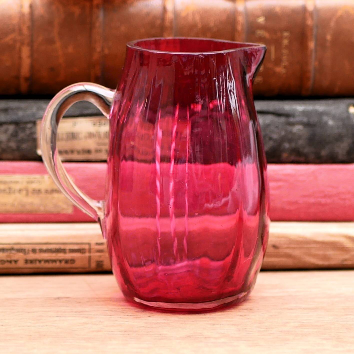 Pot à lait anglais en verre Cranberry de style victorien