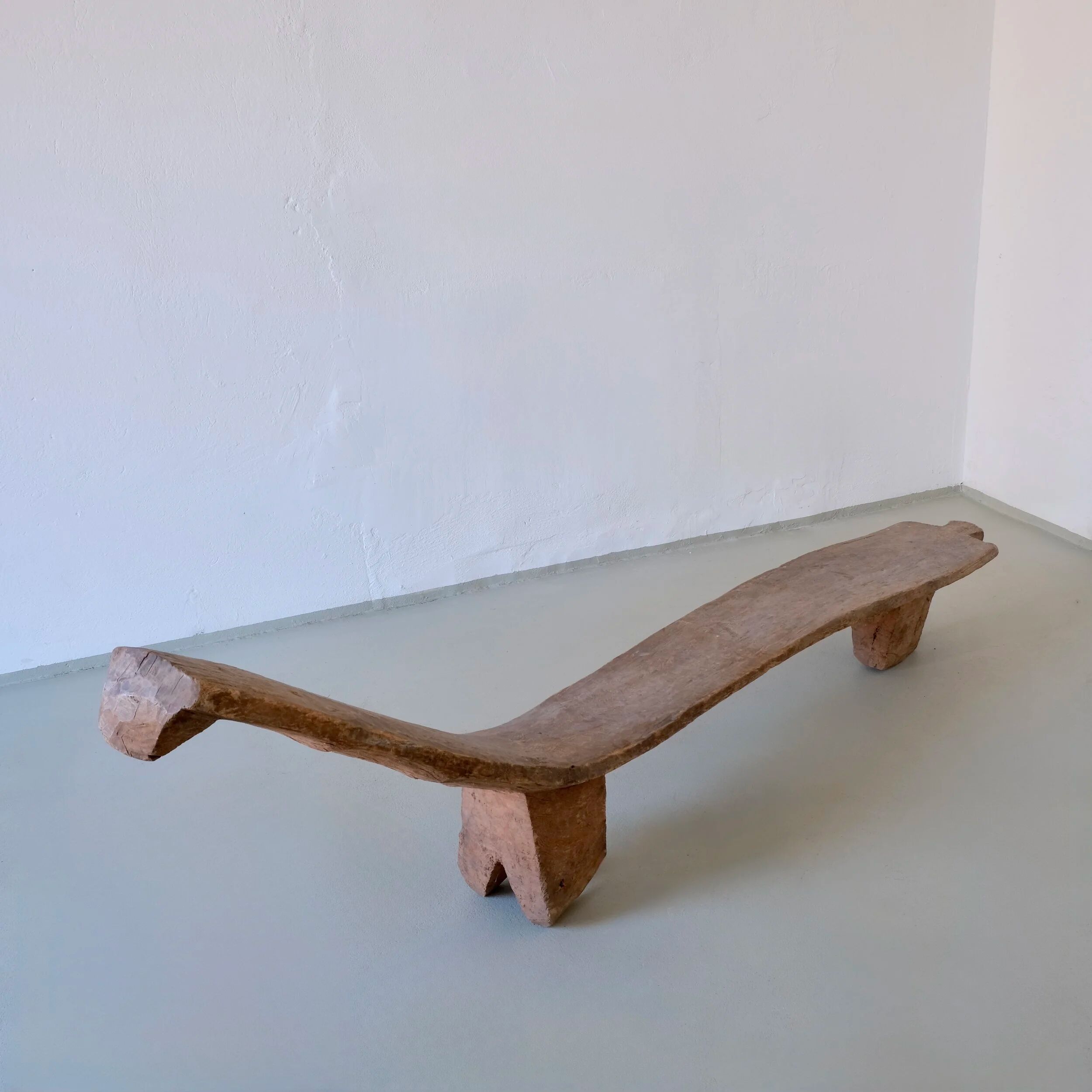 Banc africain primitif vintage en bois sculpté