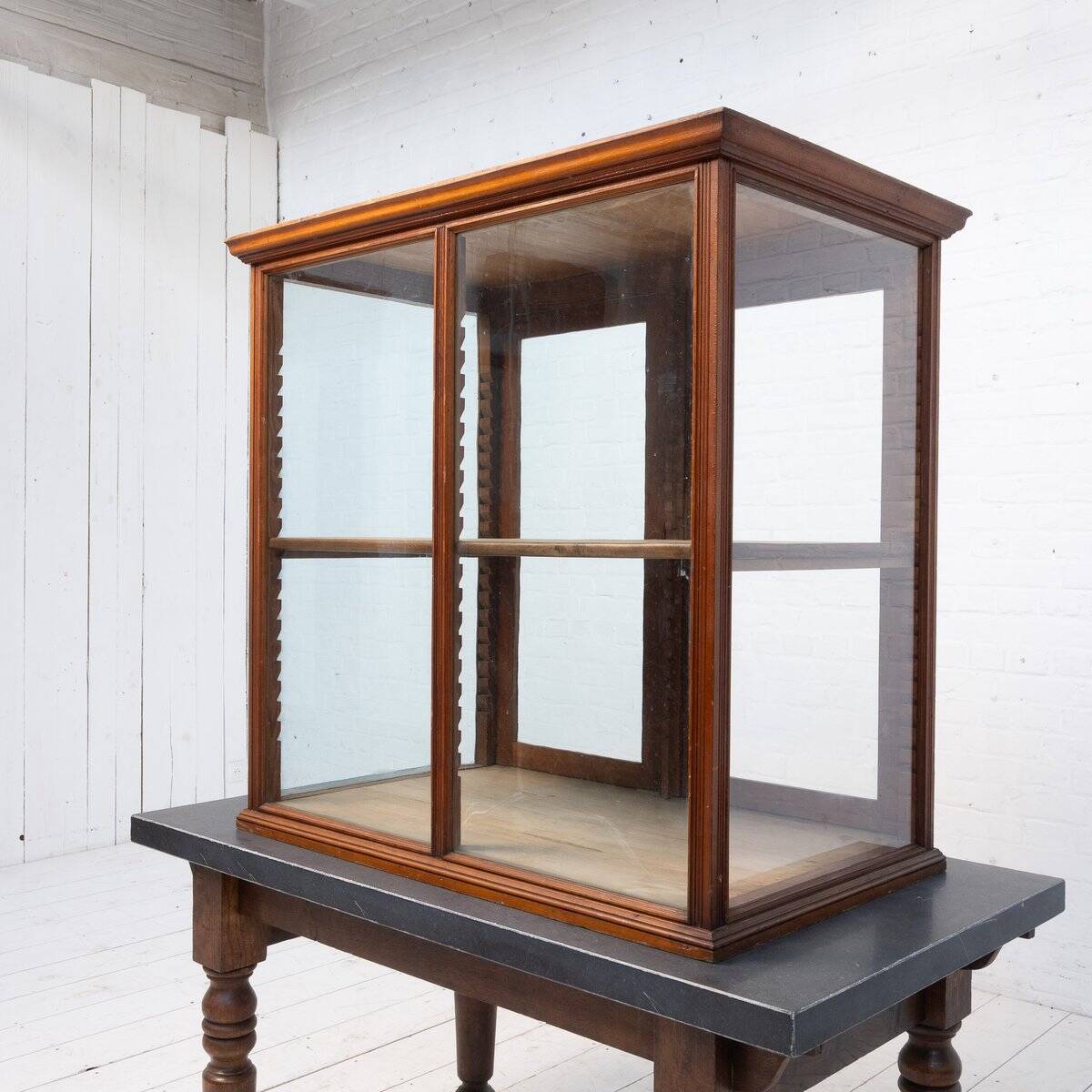Vitrine de magasin d'antiquités, 1920