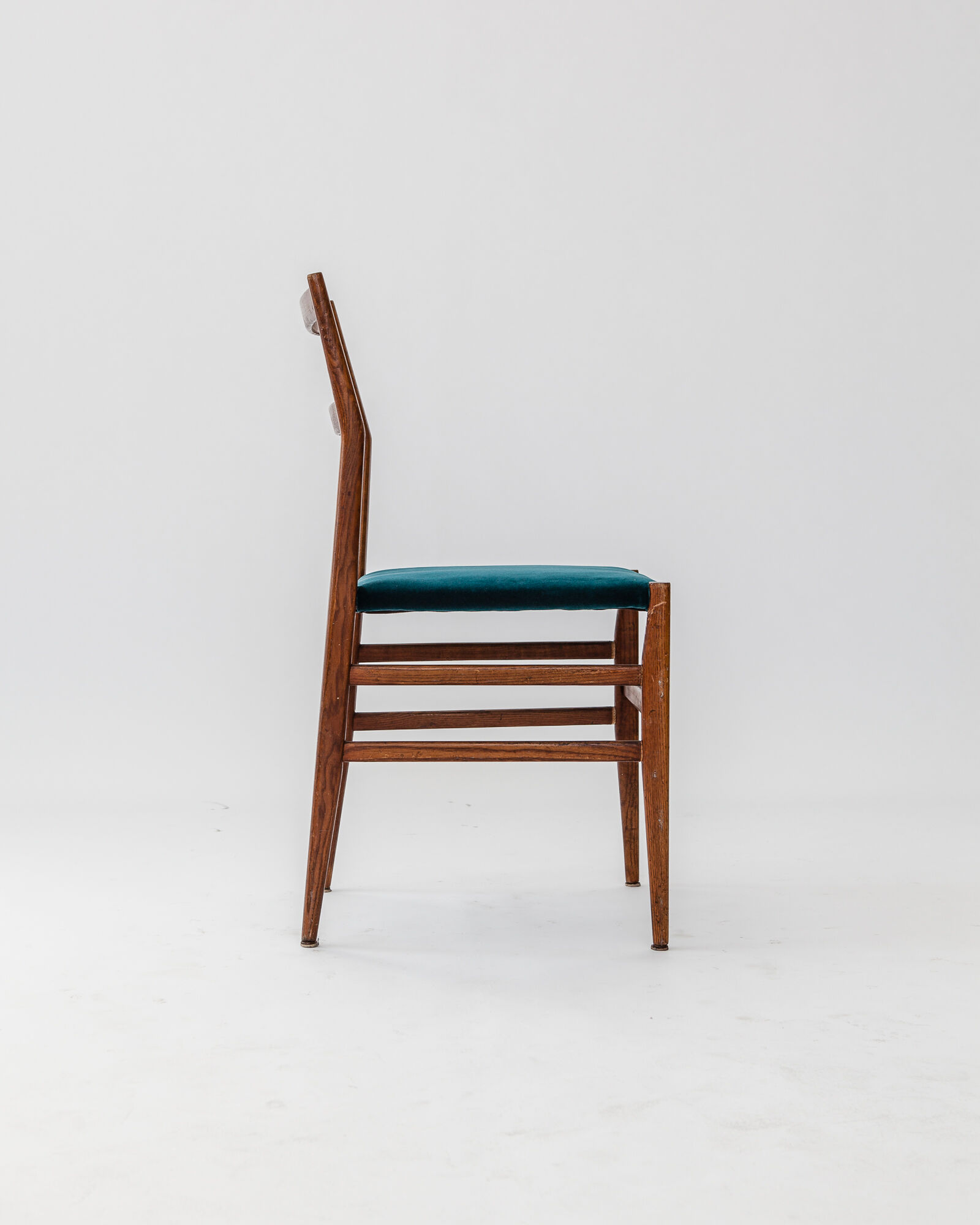 Chair Leggera 646 model  created by Gio Ponti
