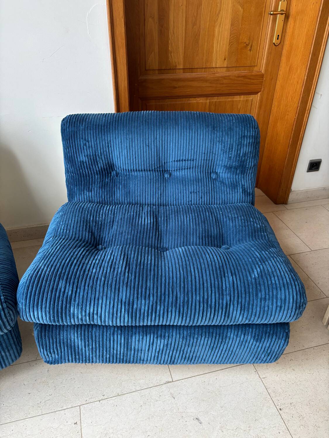 Paire de fauteuils / chauffeuses amanta par mario bellini
