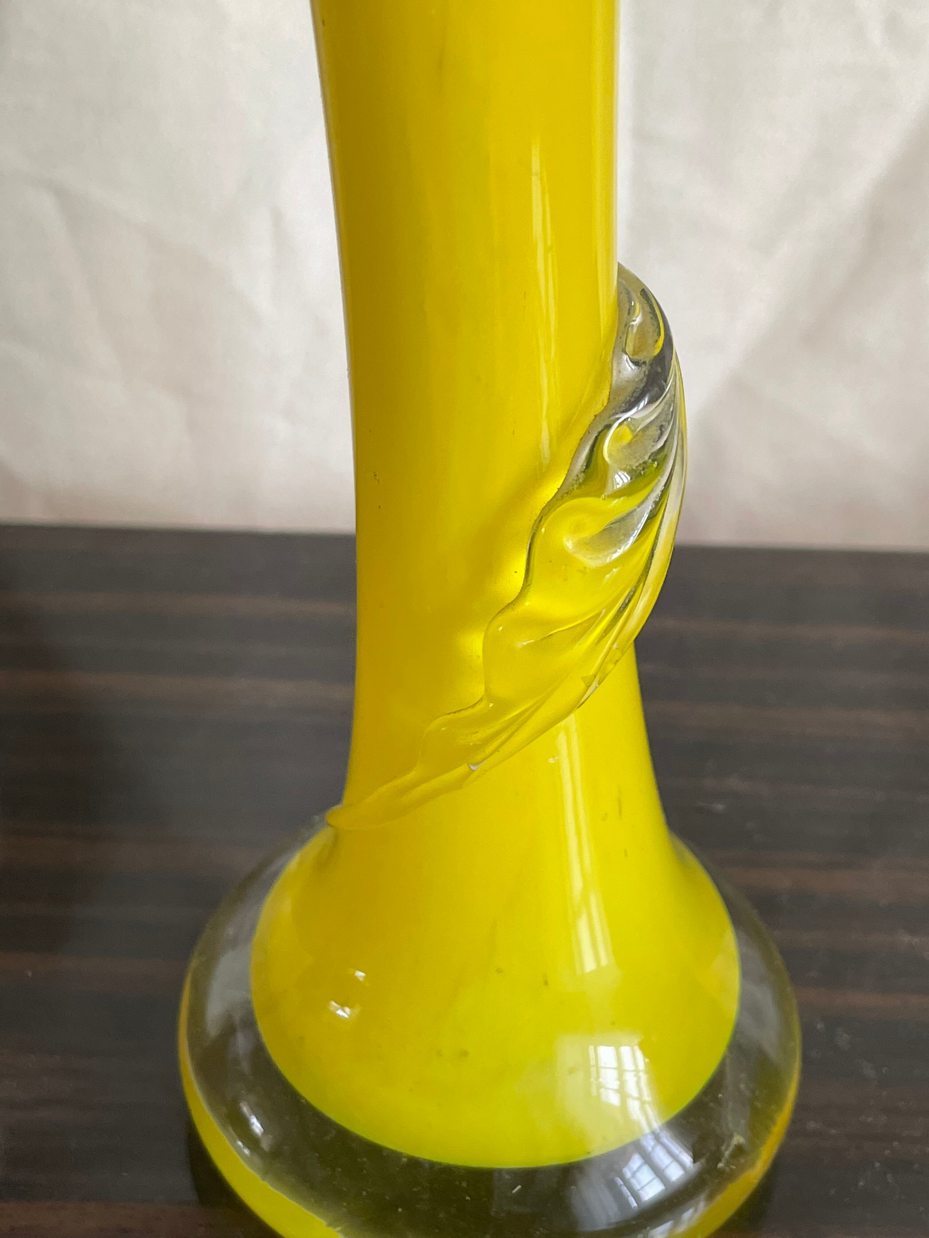 Soliflore jaune avec décor feuille en verre transparent