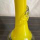 Soliflore jaune avec décor feuille en verre transparent