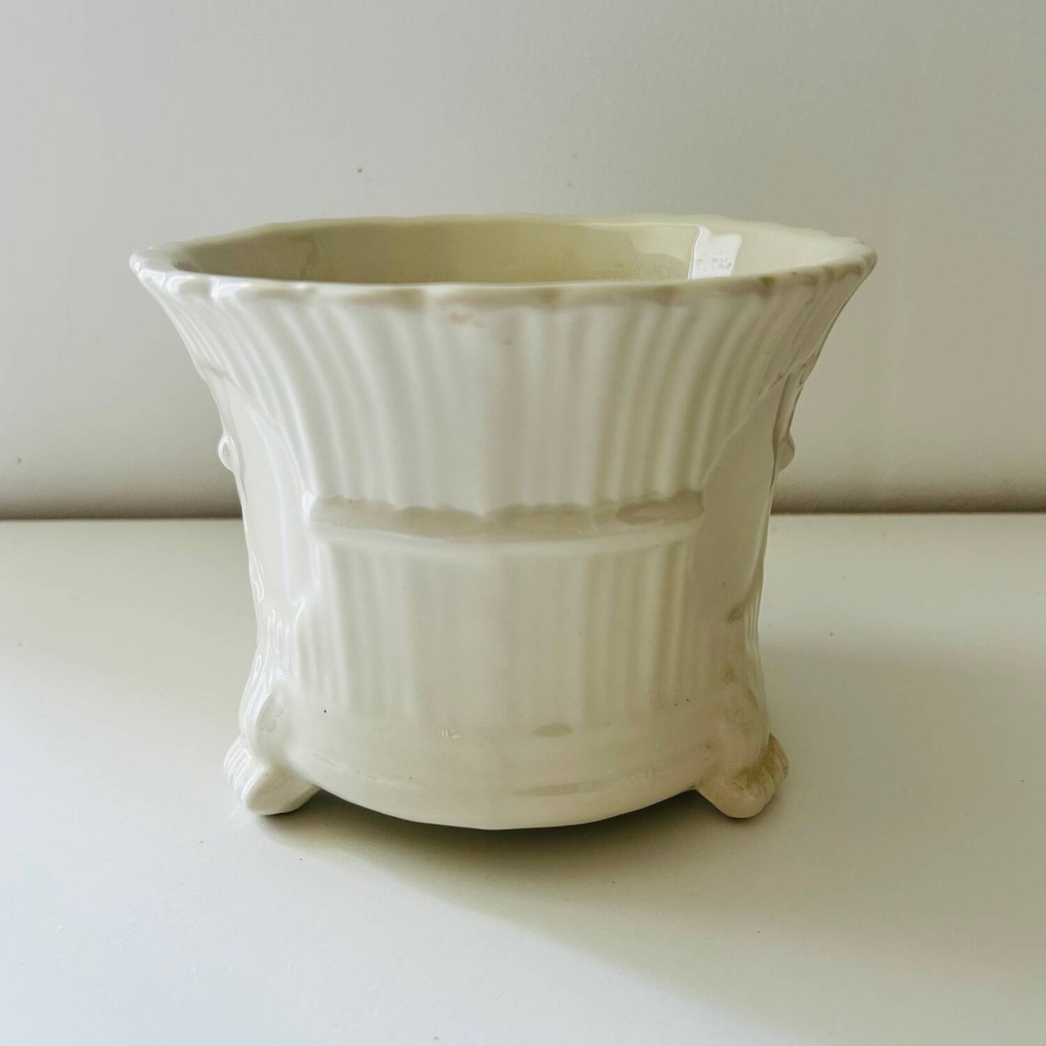 Tripod basket cache pot
