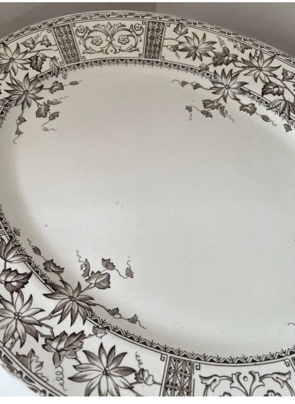 Plat de service Wedgwood Venetia en terre de fer, Royaume-Uni XIXème s.