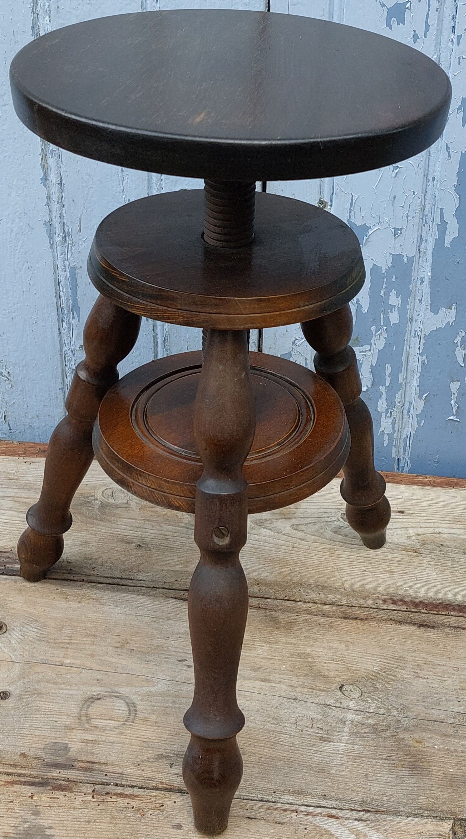 Tripod screw stool