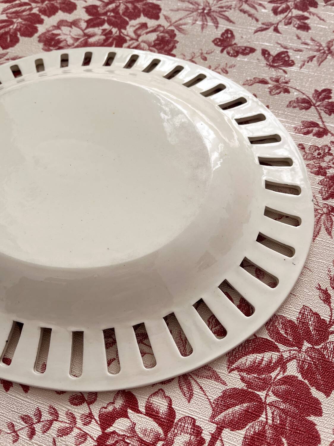 Dish in fine old earthenware, braided and openwork