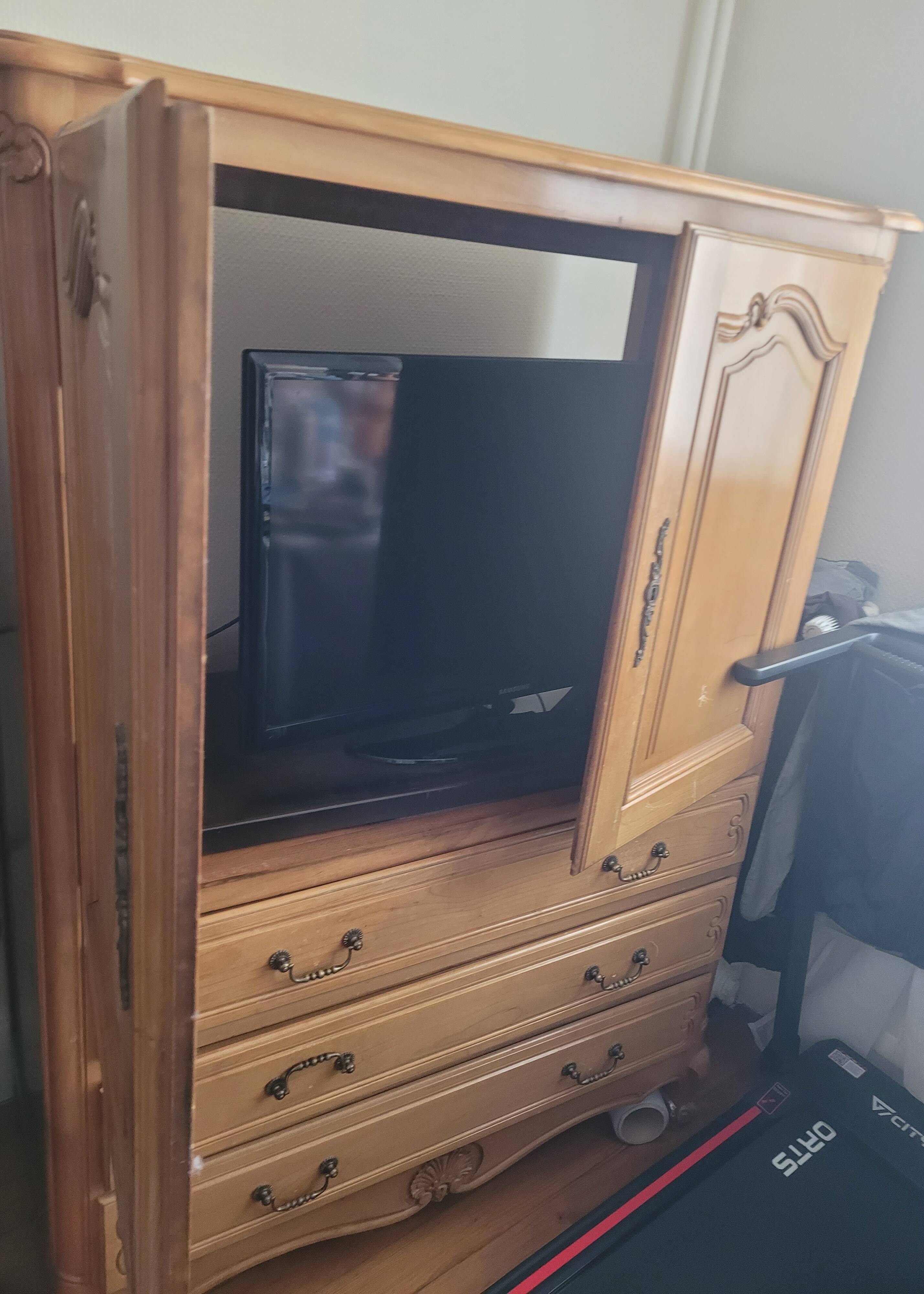 Buffet vintage en bois massif, très élégant