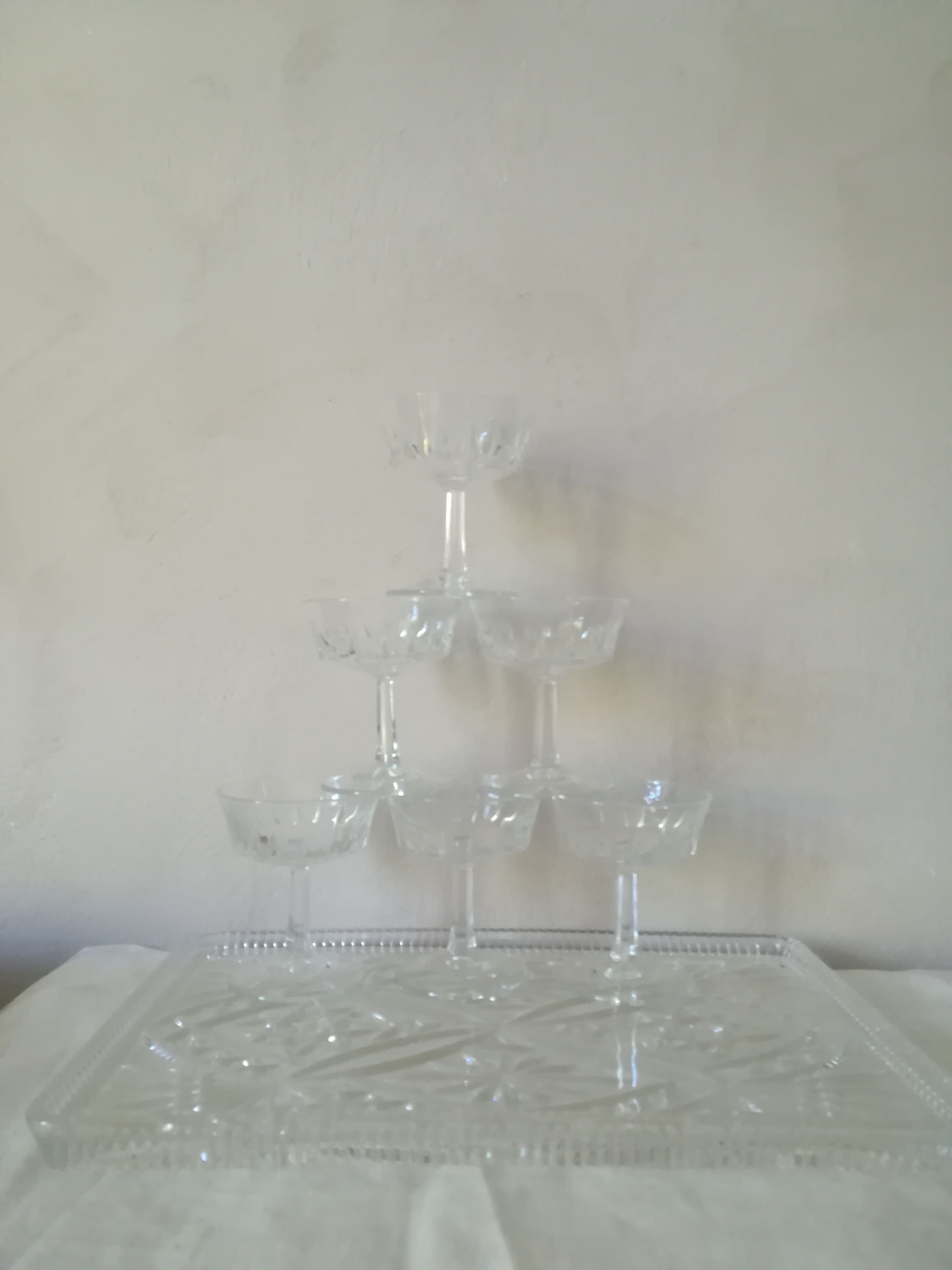 6 champagne glasses on set