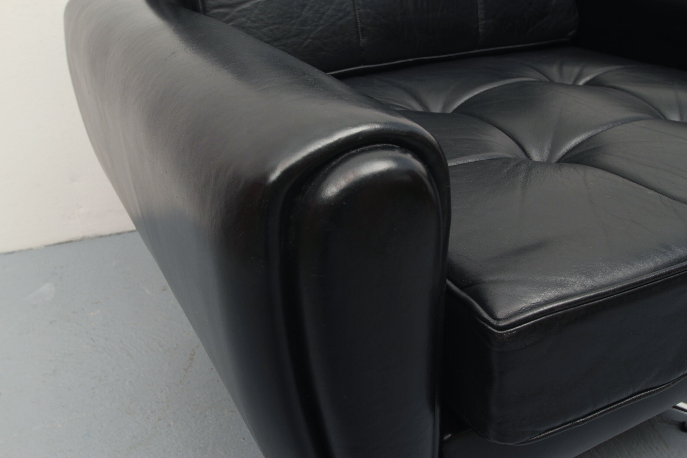 Chaise en cuir pivotant des années 1960 en noir