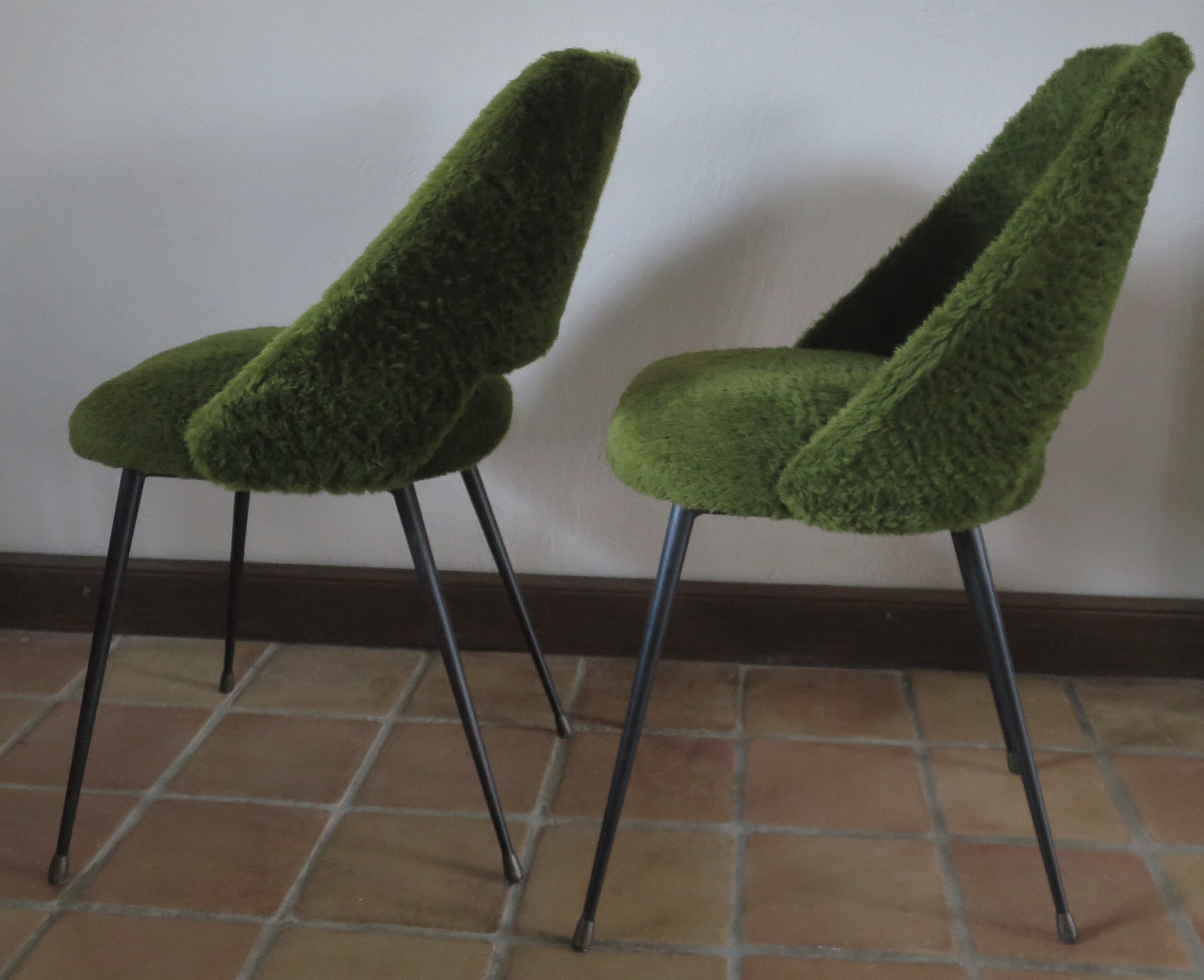 Pair of chairs tonneau moumoute green feet metal compass