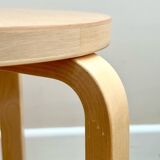 Tabouret Alvar Aalto 60 en contreplaqué de bouleau par Artek