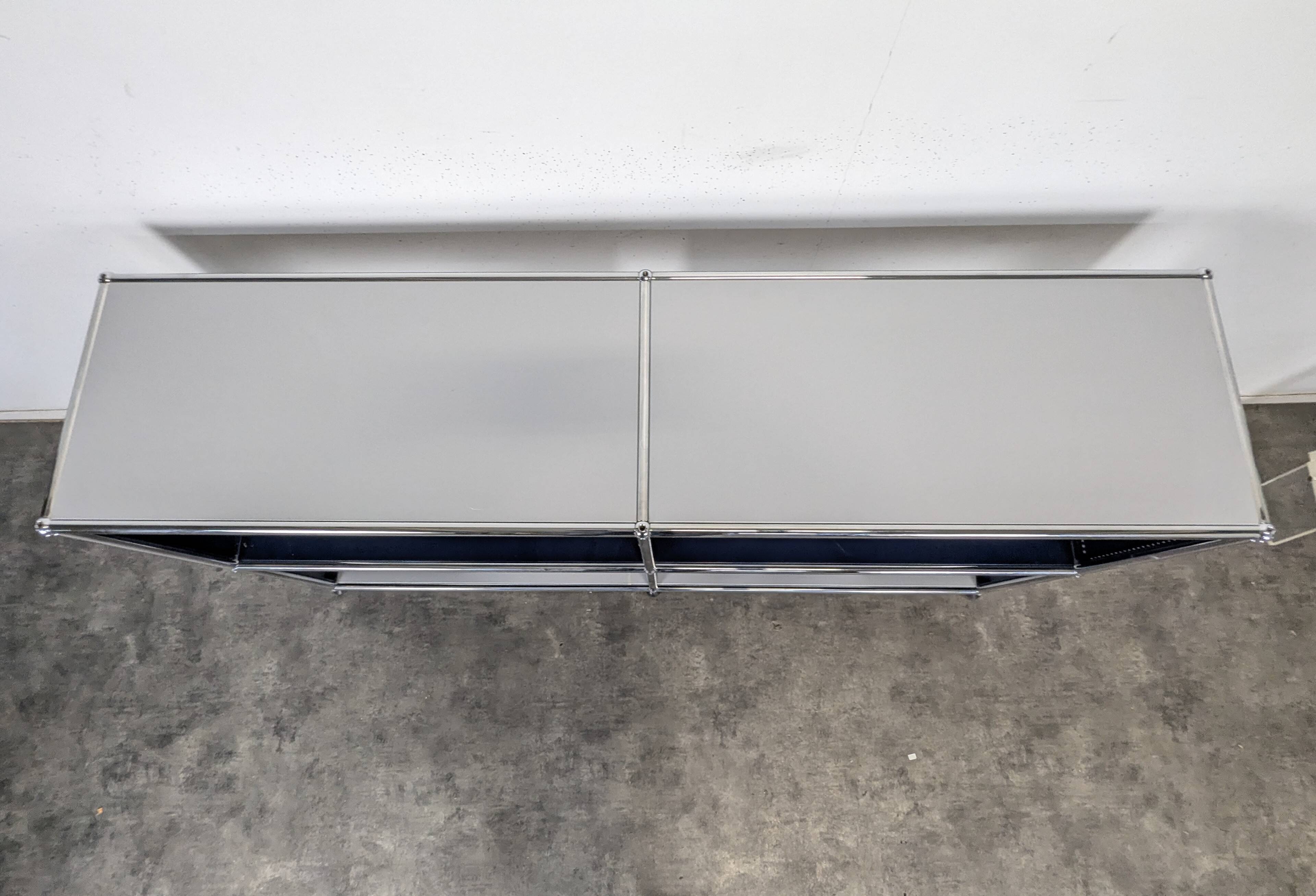 Meuble de rangement USM Haller bleu acier 4 cases ouvertes