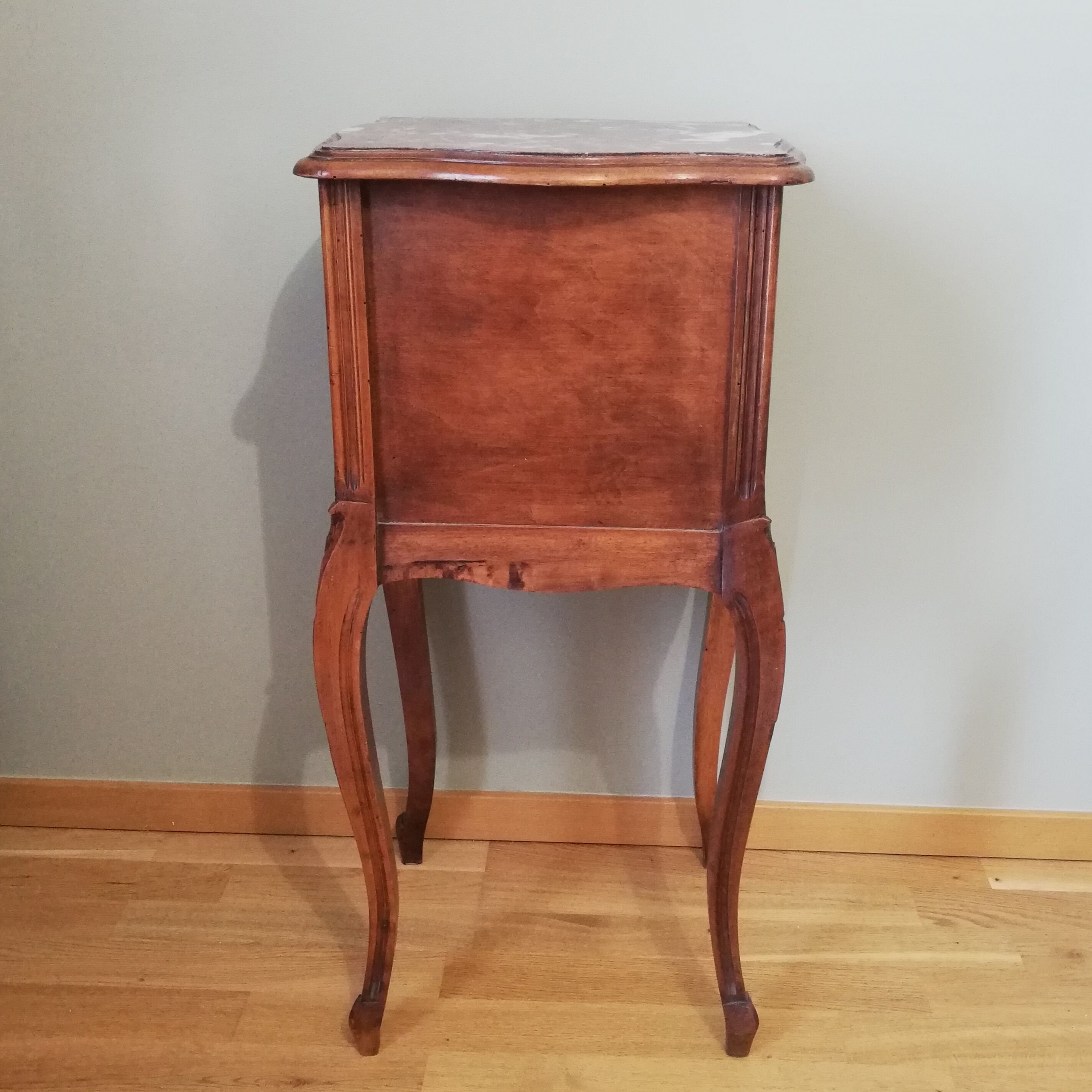 Table de chevet en bois et dessus marbre de style Louis XV