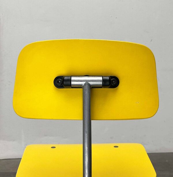 Chaise pivotante pour enfants danoise jaune de style mid-century moderne par Jørgen Rasmussen pour Kevi, années 1960.