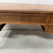 Bureau de style Louis XVI en bois de noyer Fin du XIX siècle