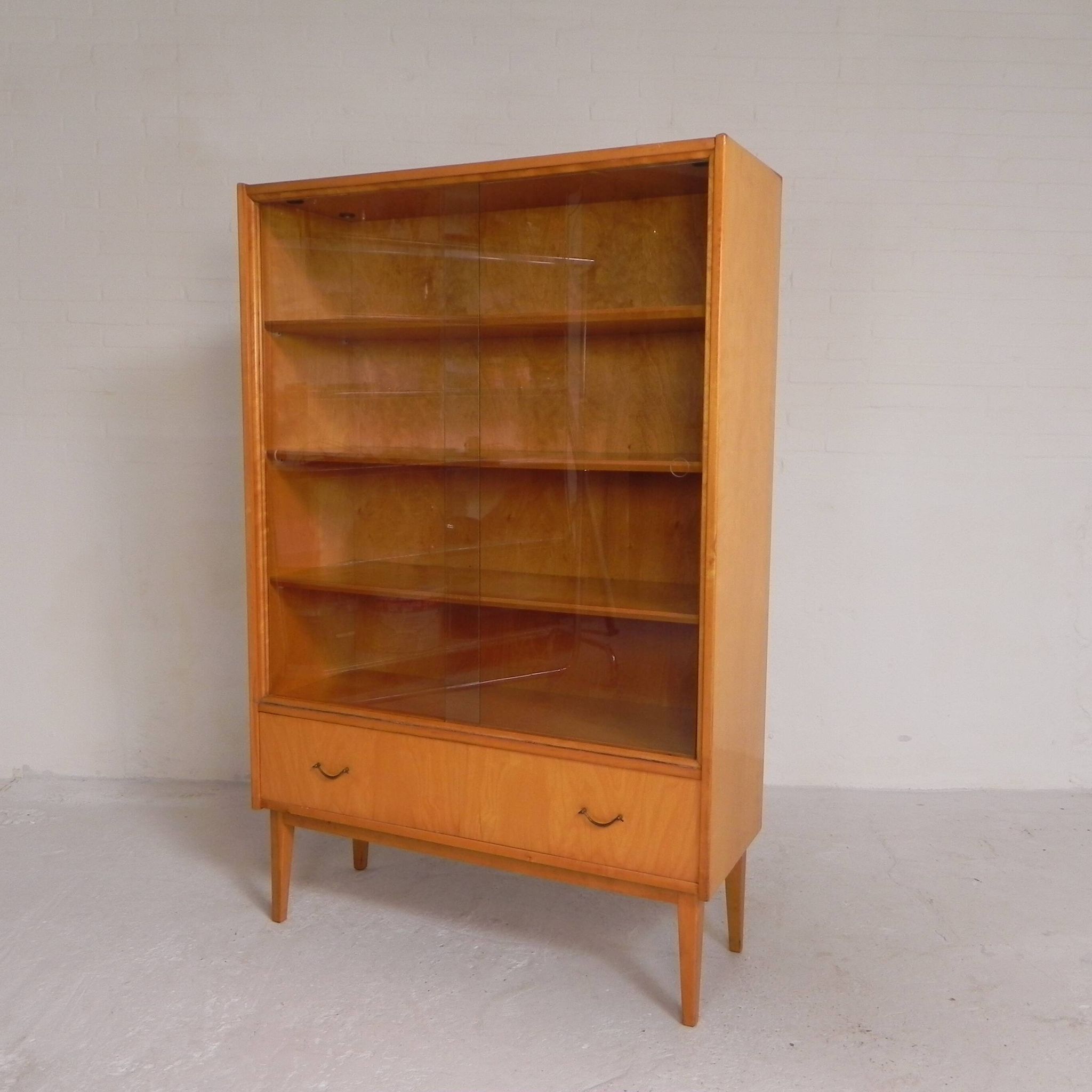 Vintage display cabinet with 2 sliding glass doors and 1 drawer, 1950s.