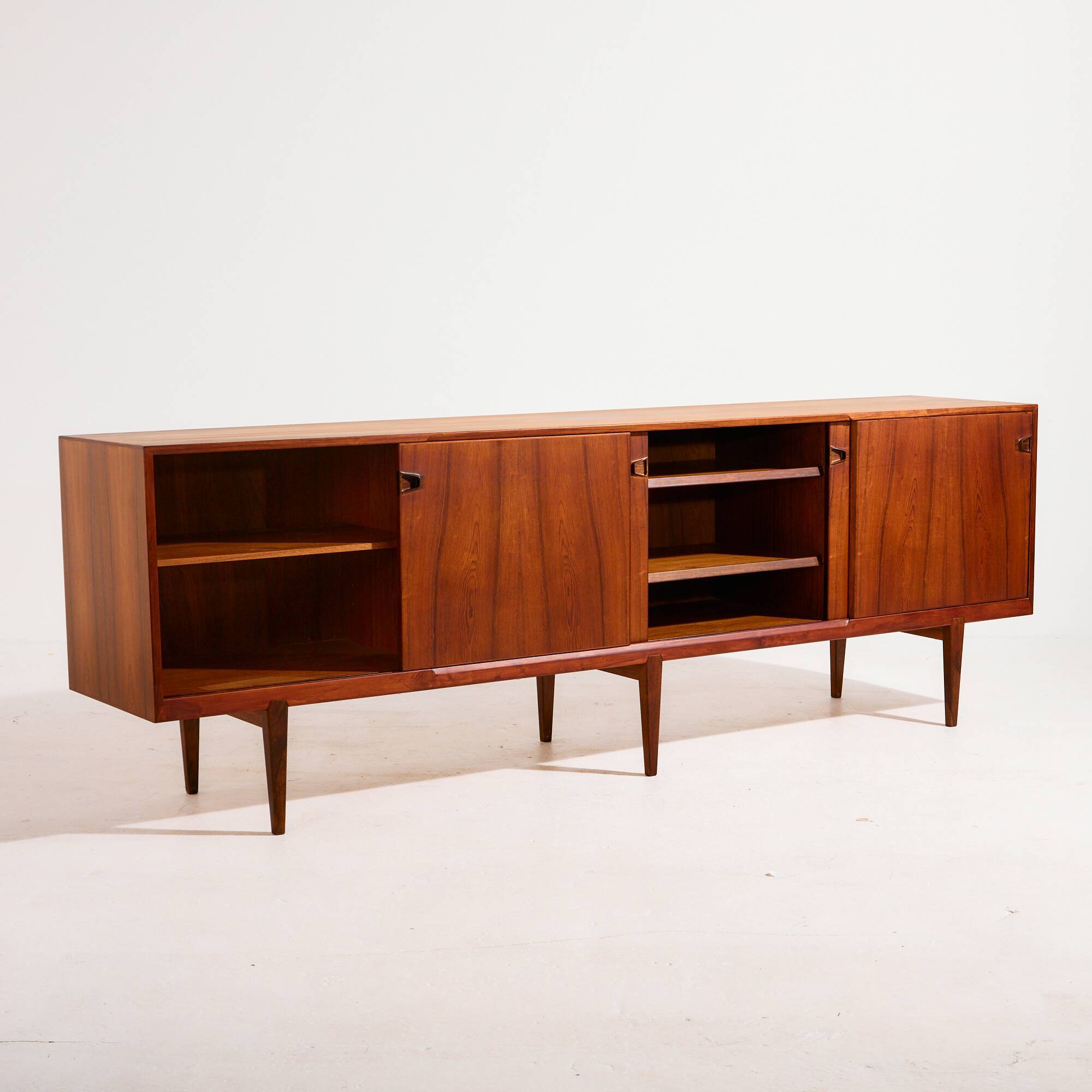 MK10673 Restored rosewood sideboard by Henry Rosengren Hansen for Brande Mø