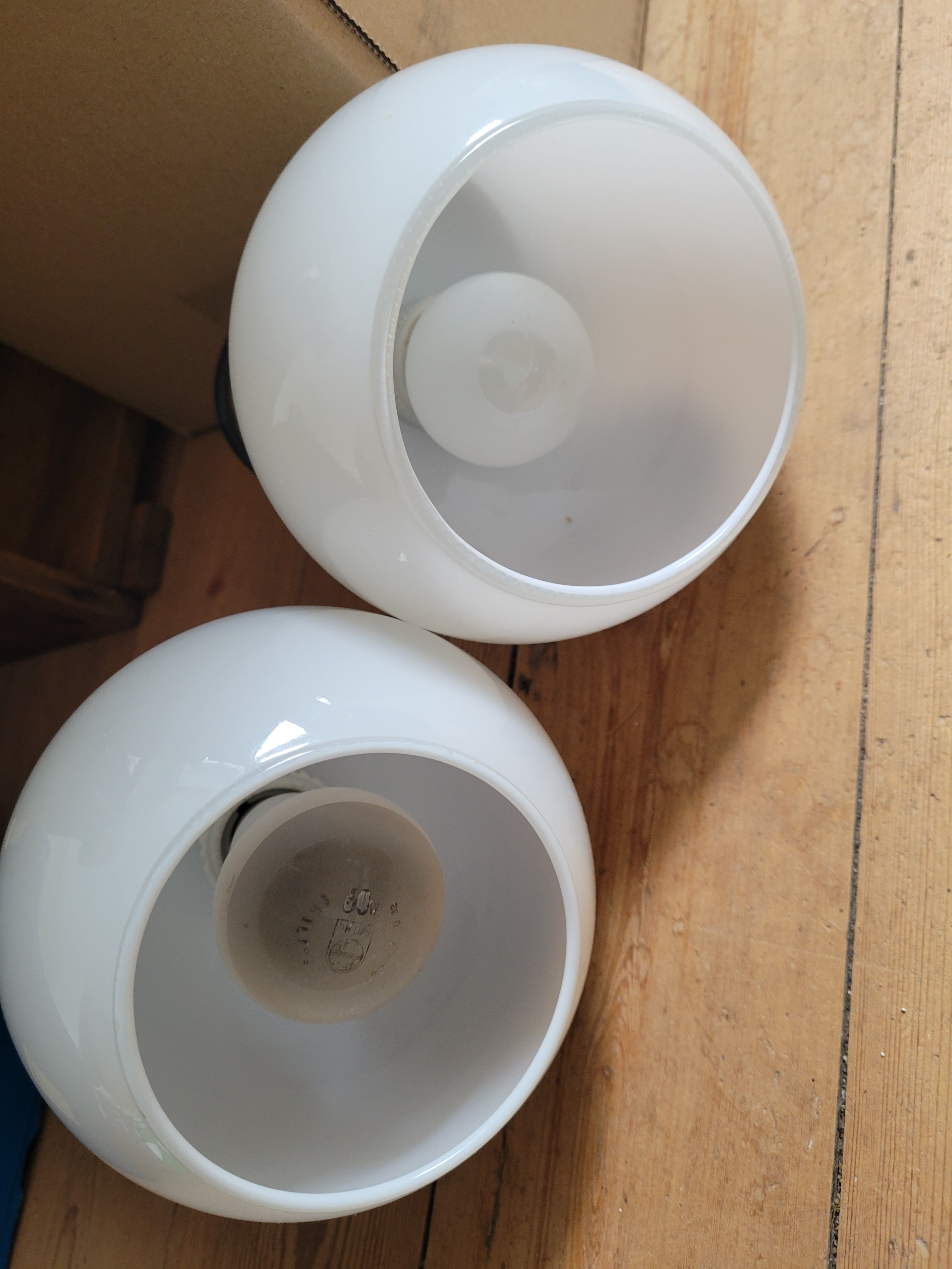 Duo of art deco wall lamps in porcelain and opaline
