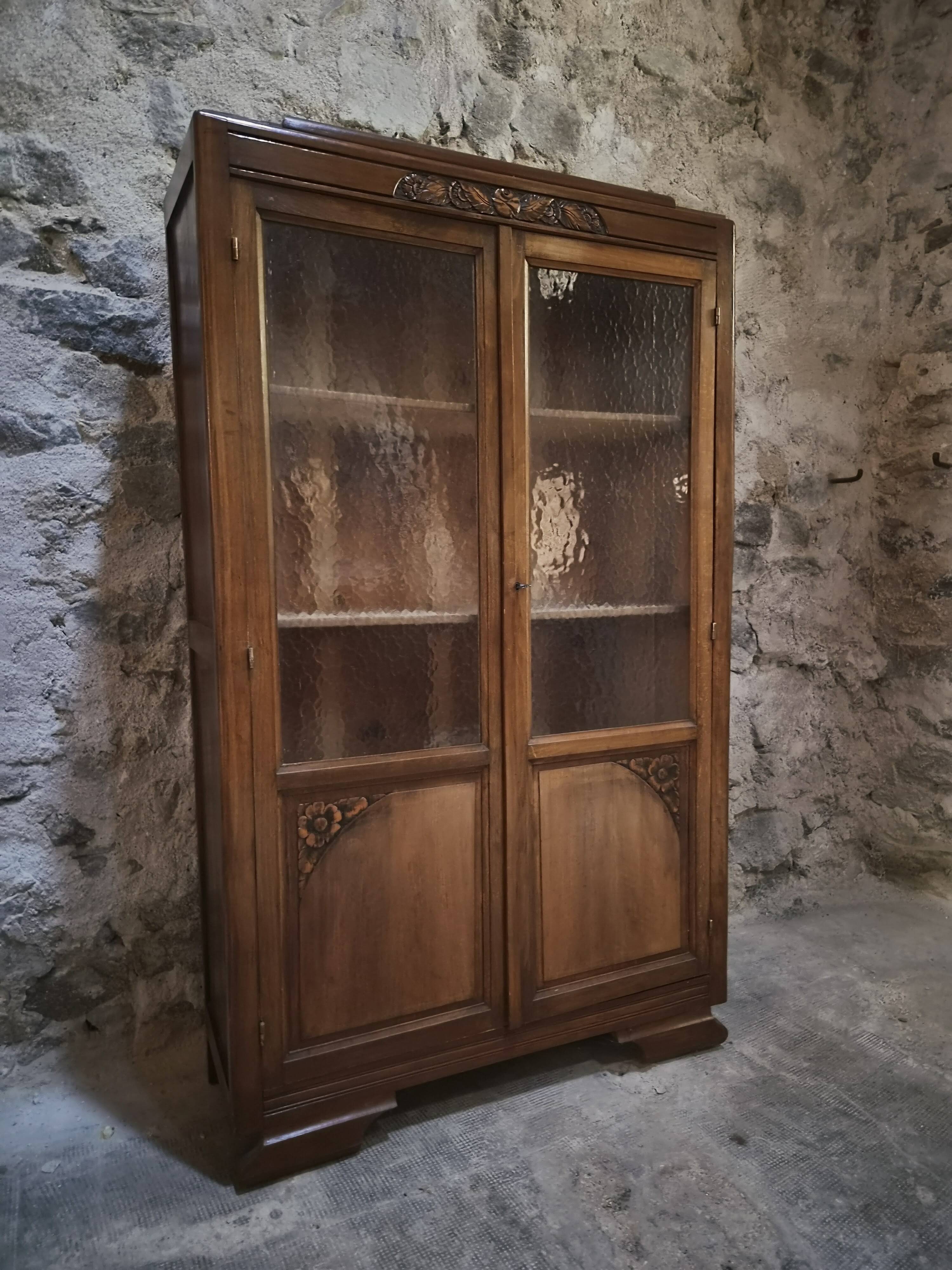 Vitrine française vintage en hêtre, bibliothèque à porte vitrée, meuble Art déco, vers 1930–1950