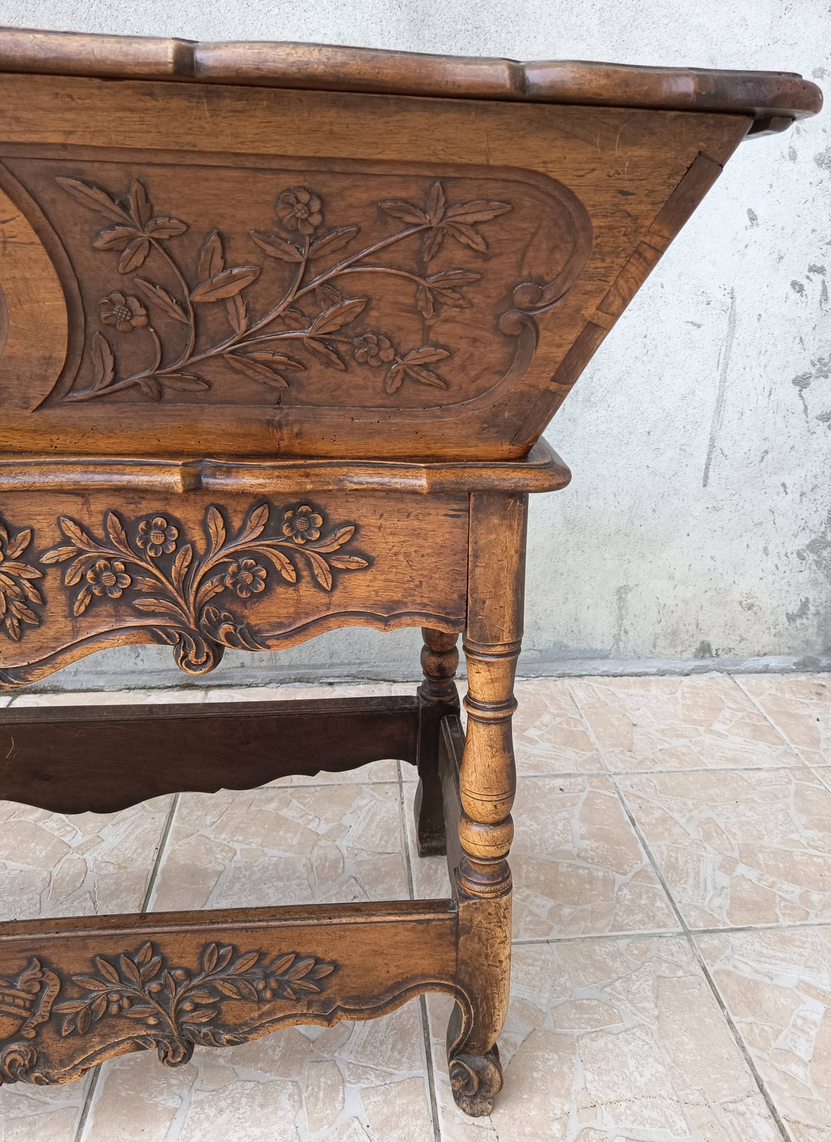 Provençal kneading trough in walnut from the 18th century.
