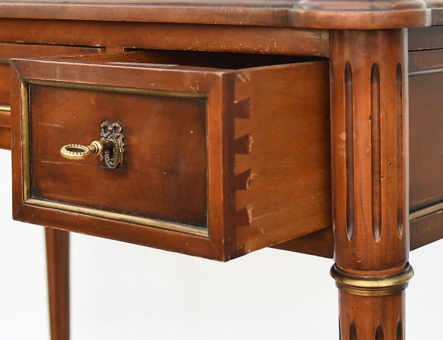 Bureau plat style Louis XVI