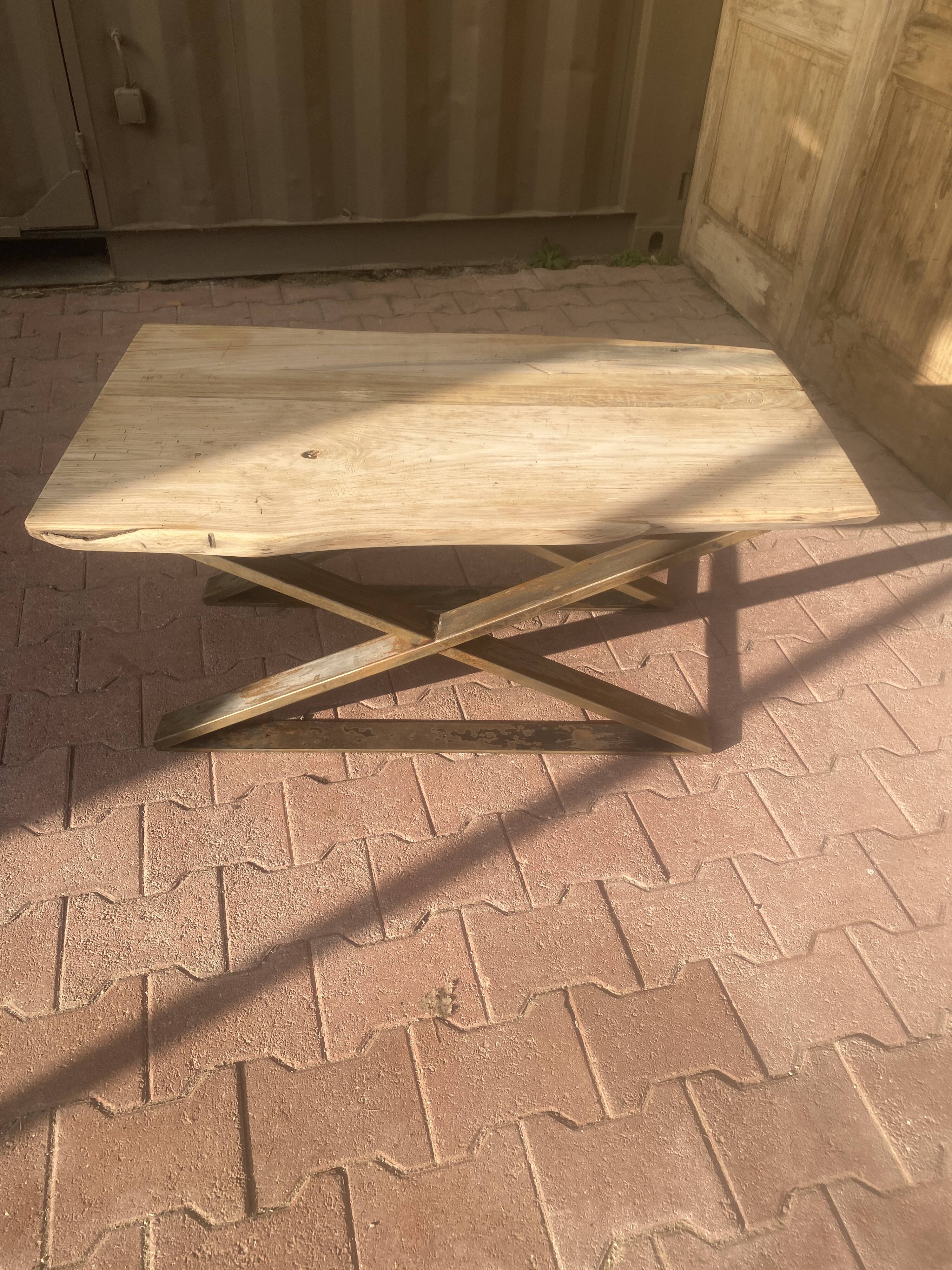 Coffee table with metal leg