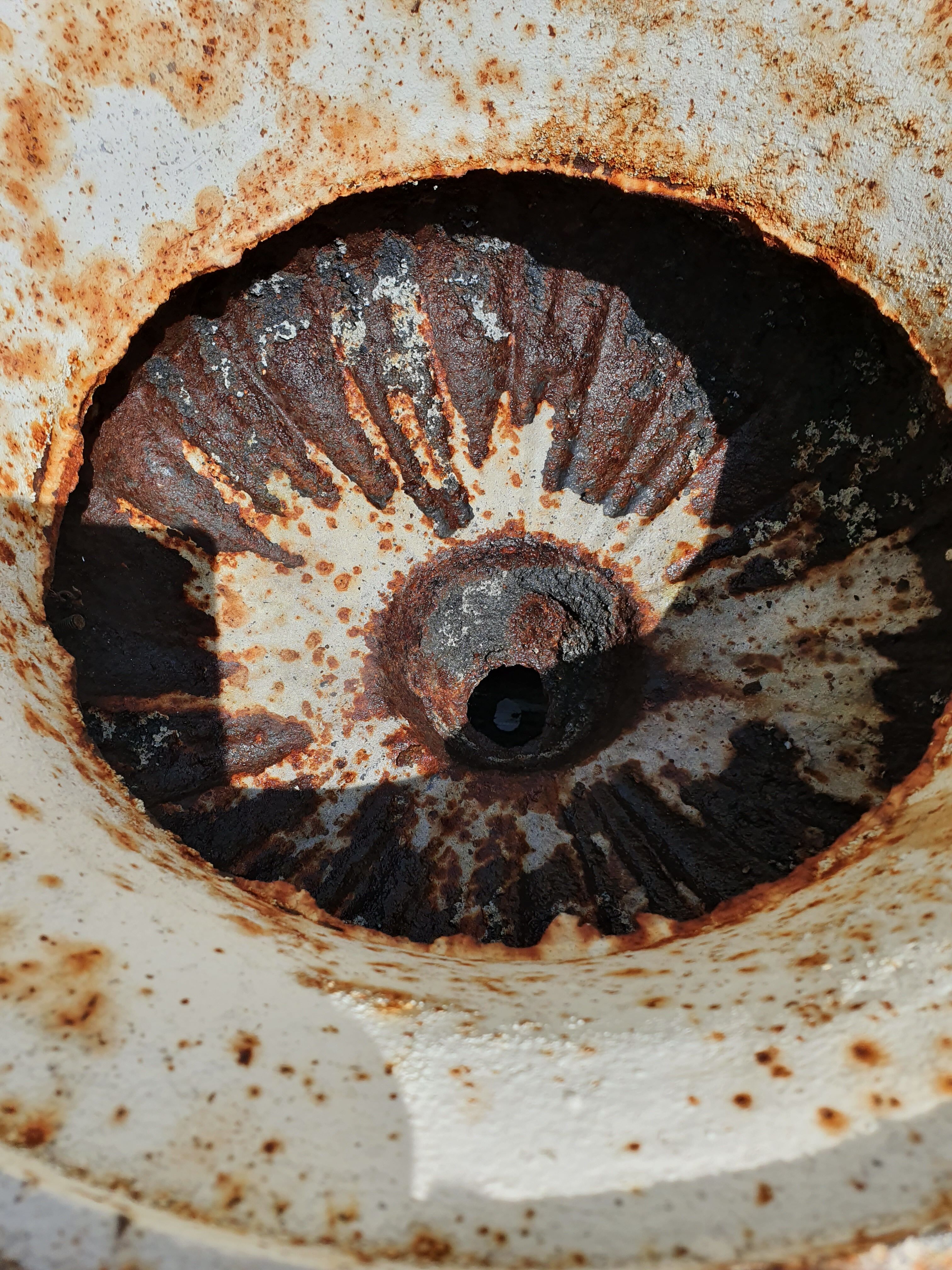 Cast-iron Medici planter