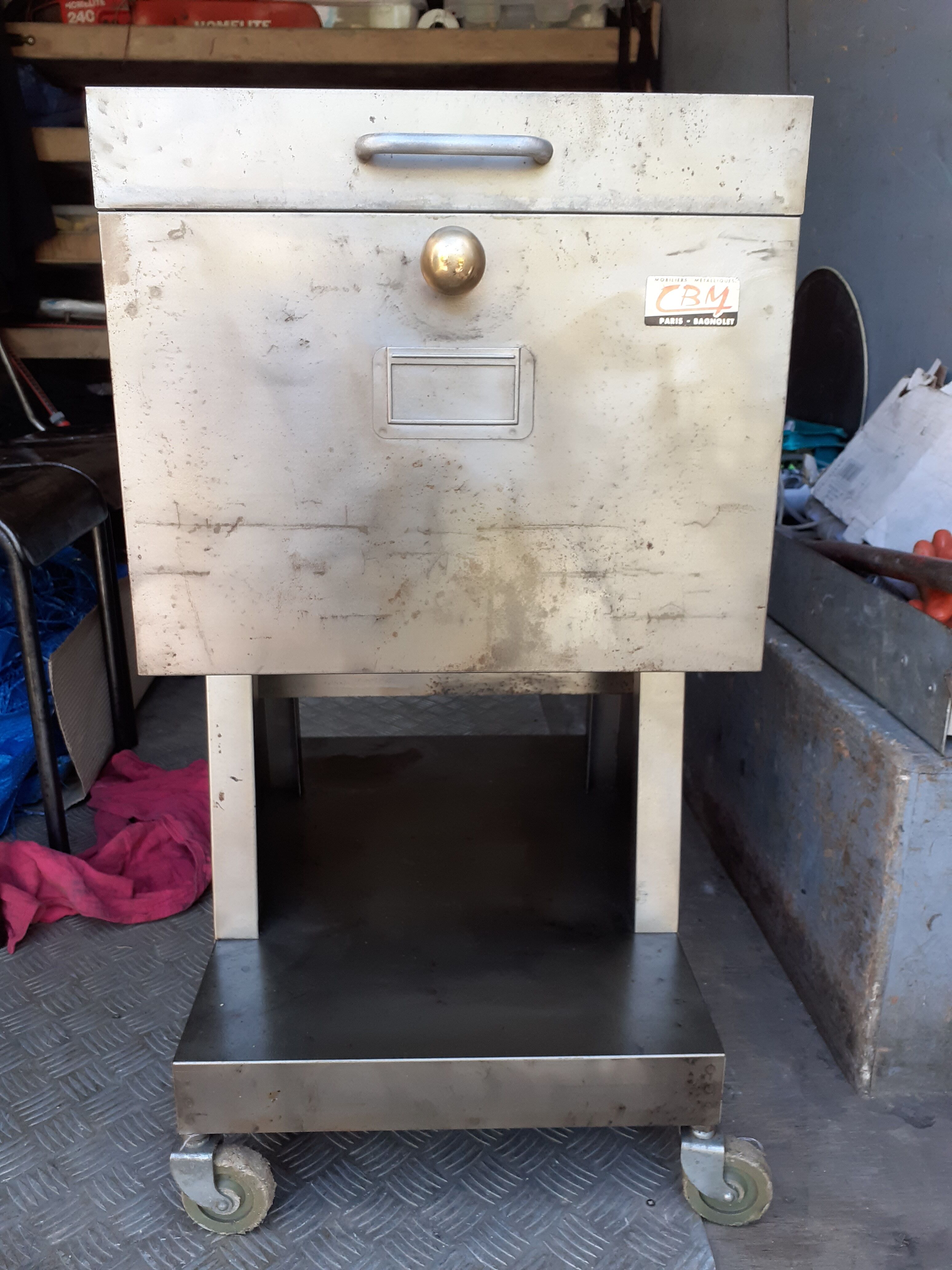 Furniture bar on wheels