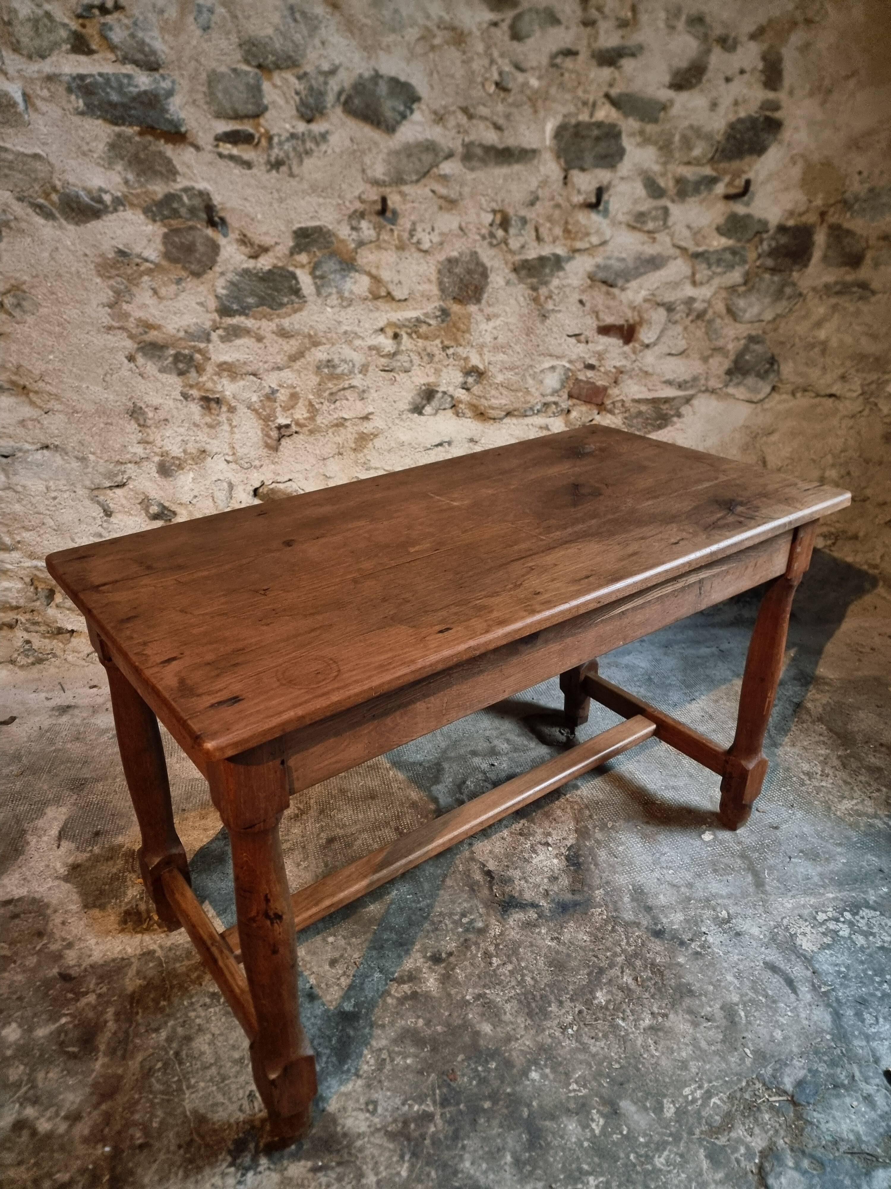 Antique French farmhouse table in oak (1780–1830) – Walnut legs – Rustic provincial dining table