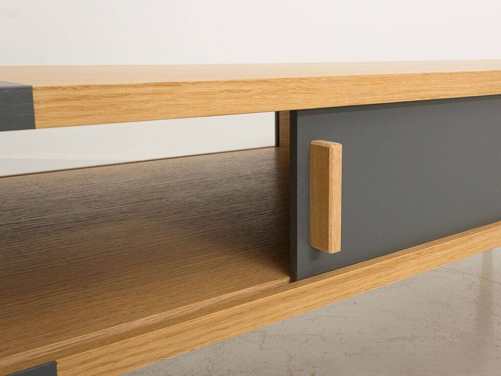 Coffee table with an oak cabinet equipped with 2 sliding doors, solid oak legs