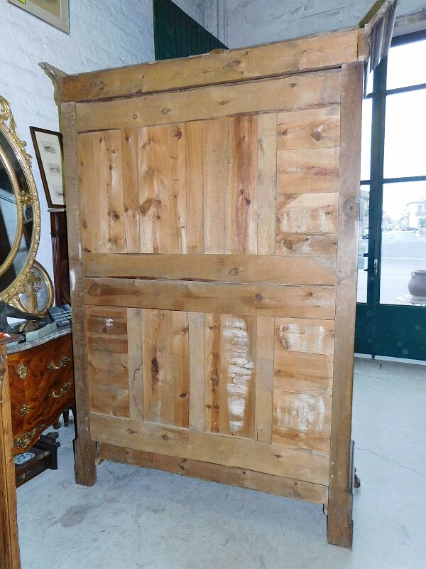 Large wardrobe Louis Philippe en noyer of the 19th siecle