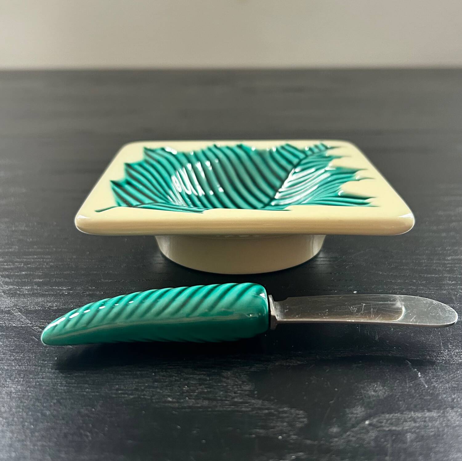 Butter dish and leaf decor knife