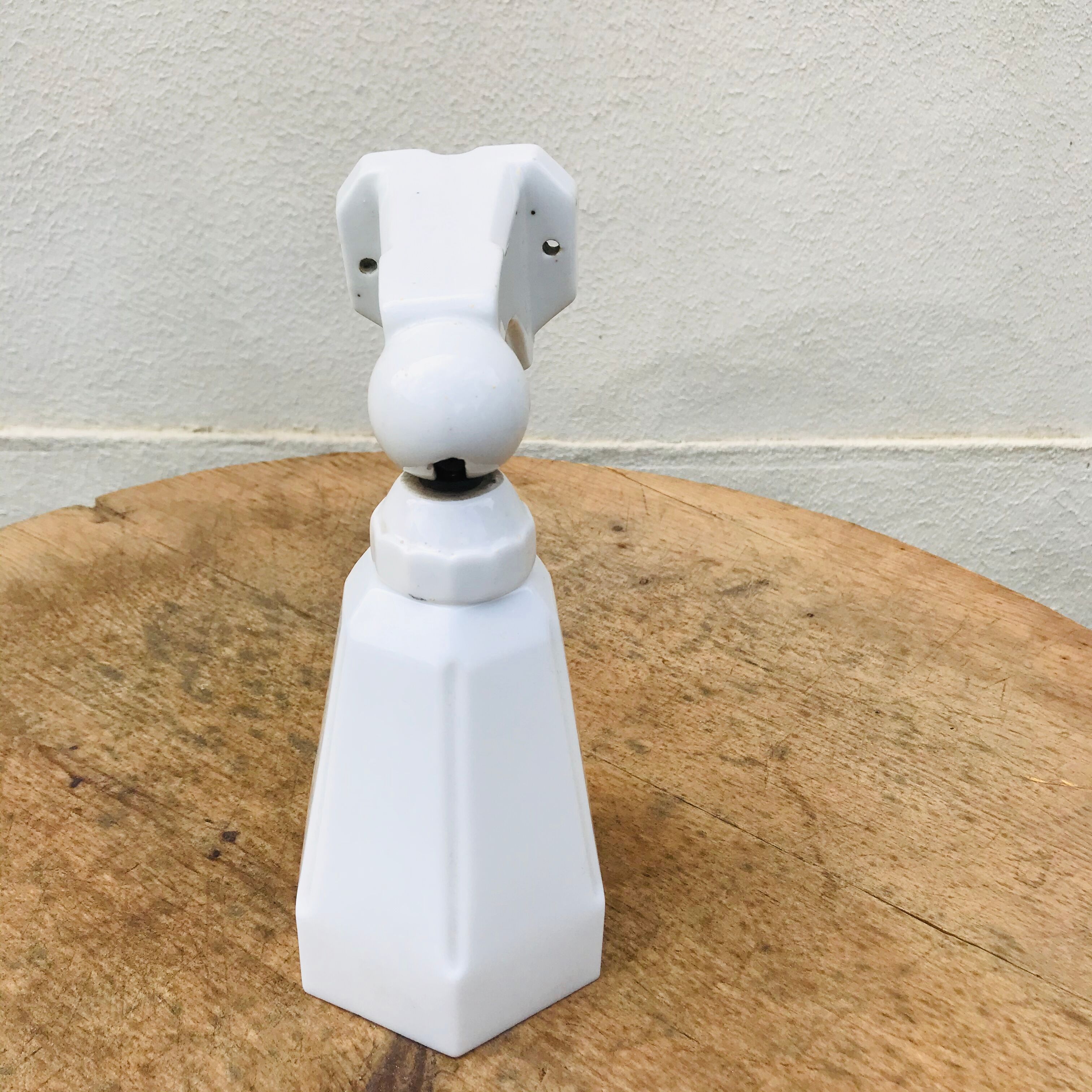Wall light art deco in porcelain and white opaline