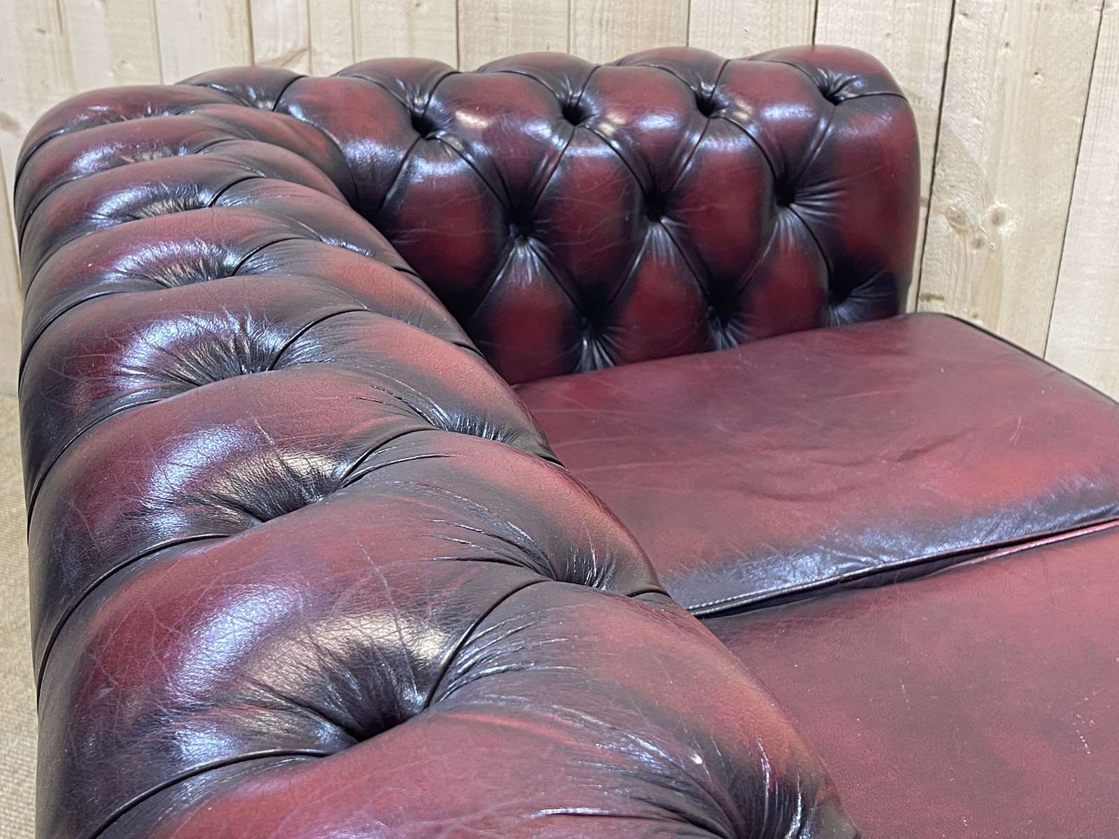 Chesterfield sofa in red leather 3 places from the 70s