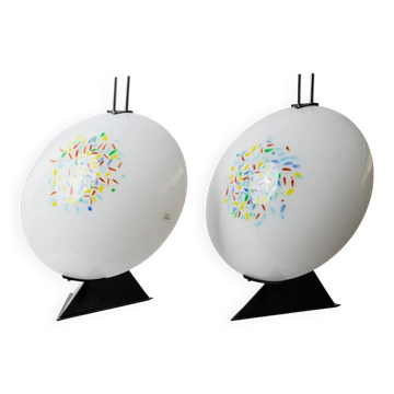 1 de 2 lampes de table vintage en verre de Murano – abat-jour en verre multicolore sur base en métal noir, style Memphis, Italie, années 1980
