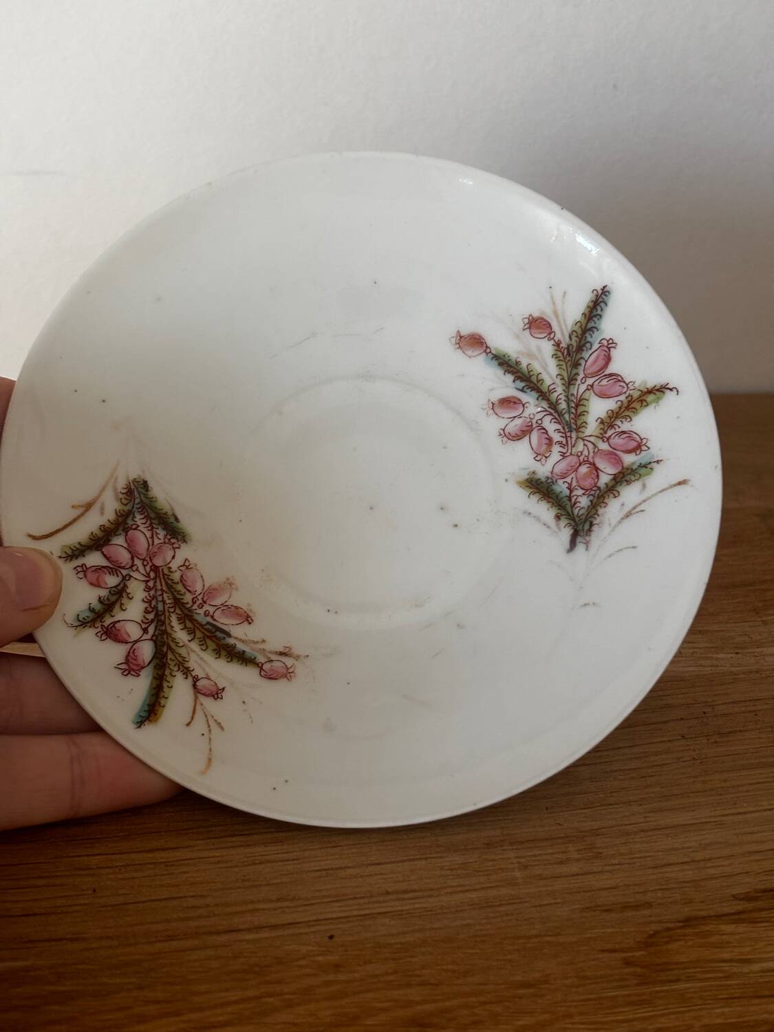Vintage set of 7 cups and saucers in porcelain with defects.