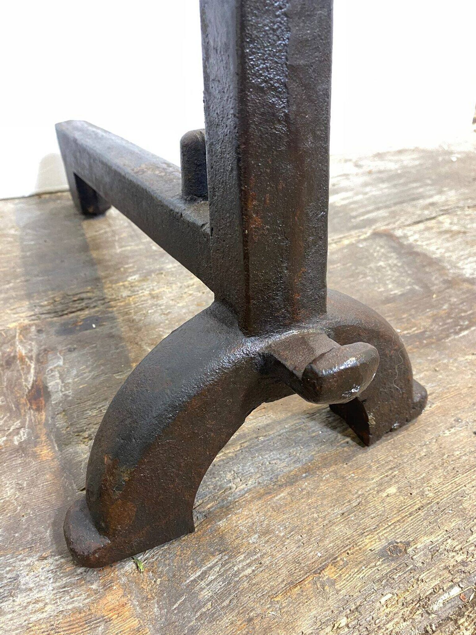 Paire de chenets anciens en fonte, décor rustique, vers 1900