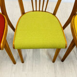 Quatre chaises colorées
