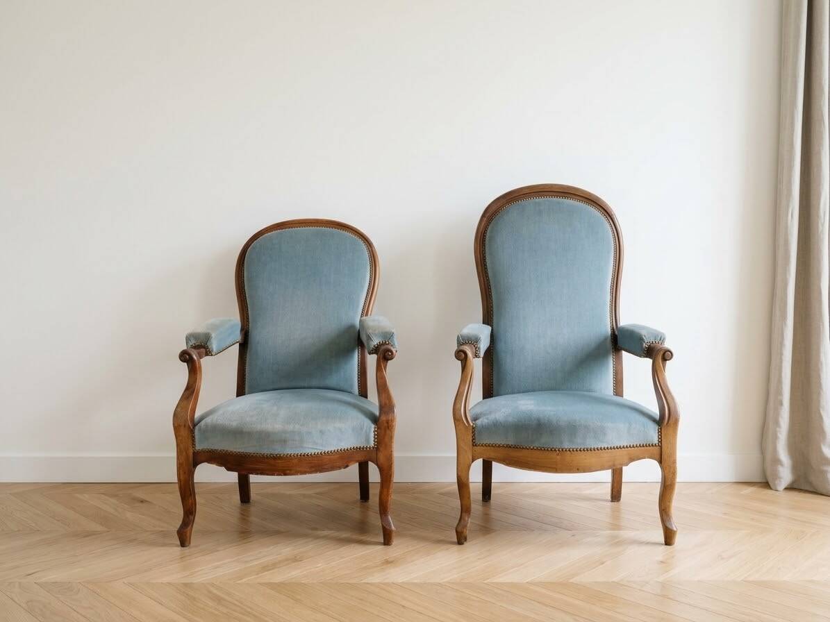 Pair of Louis XV reclining Voltaire armchairs in blue fabric.