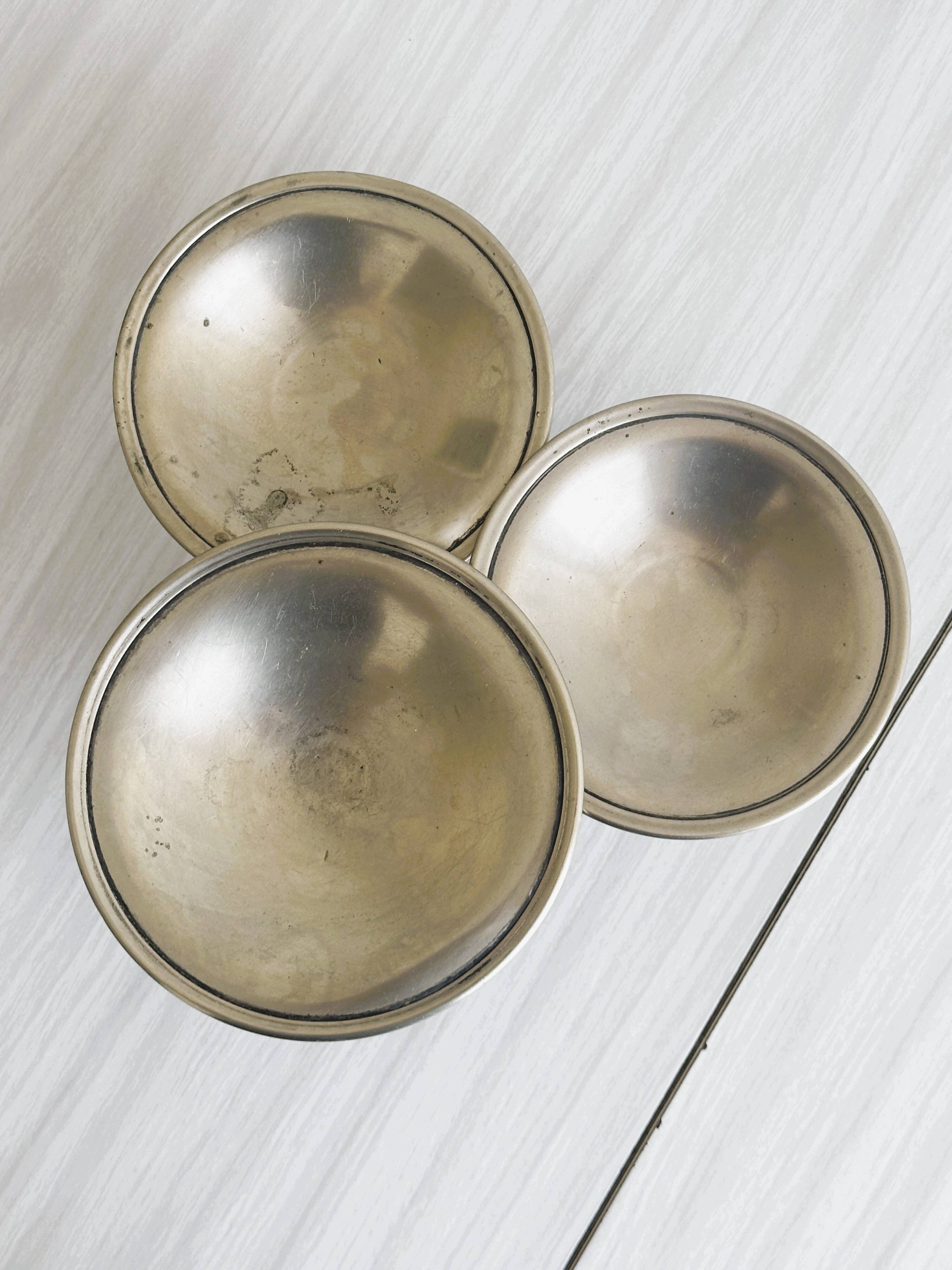 3 plats sur pied en métal
