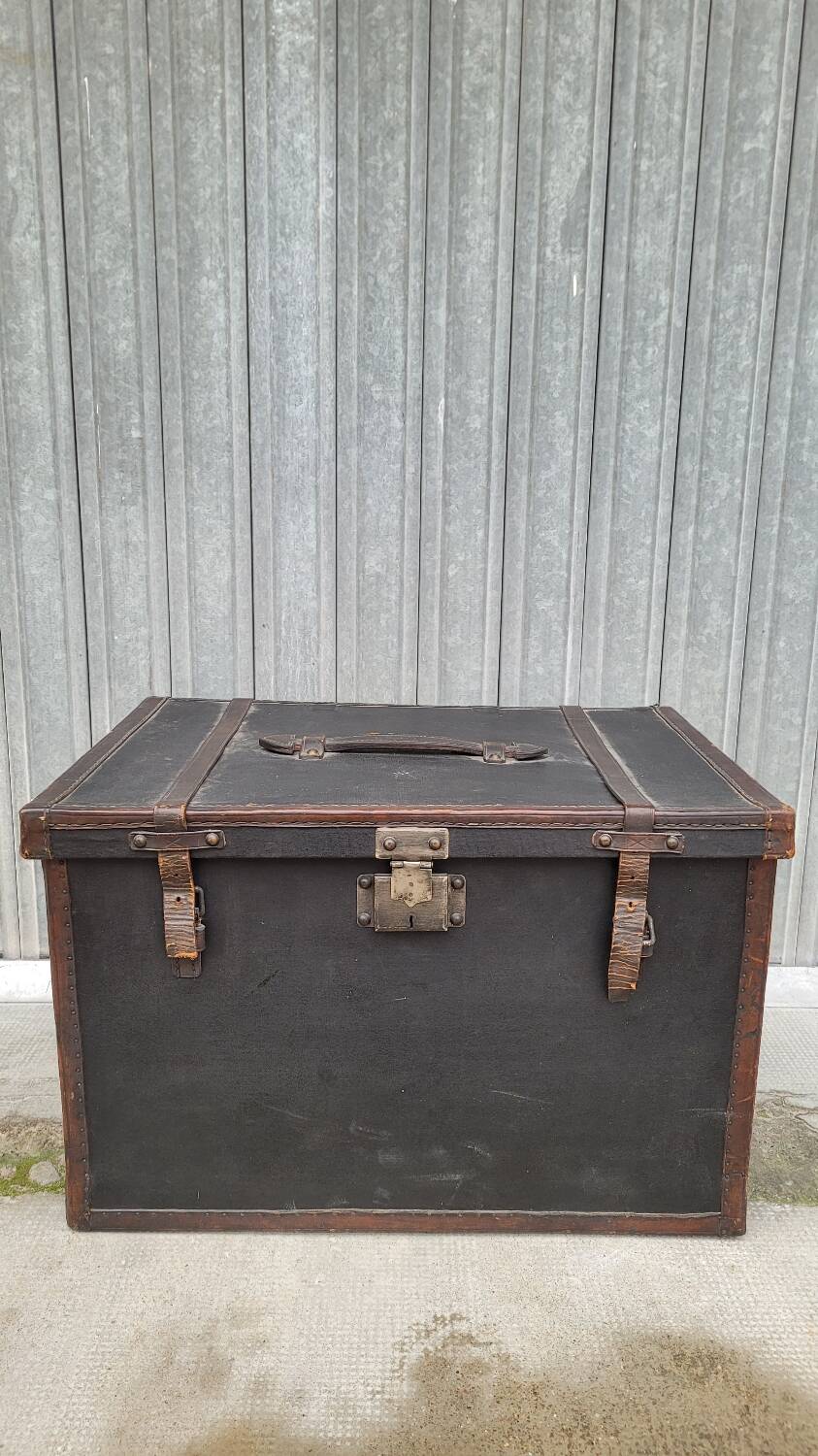 Leather travel trunk from the 1900s
