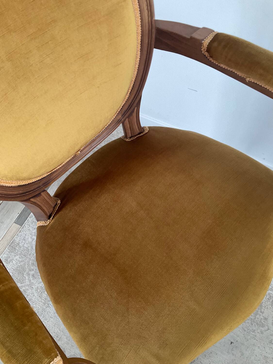 Paire de fauteuils médaillon en bois et velours